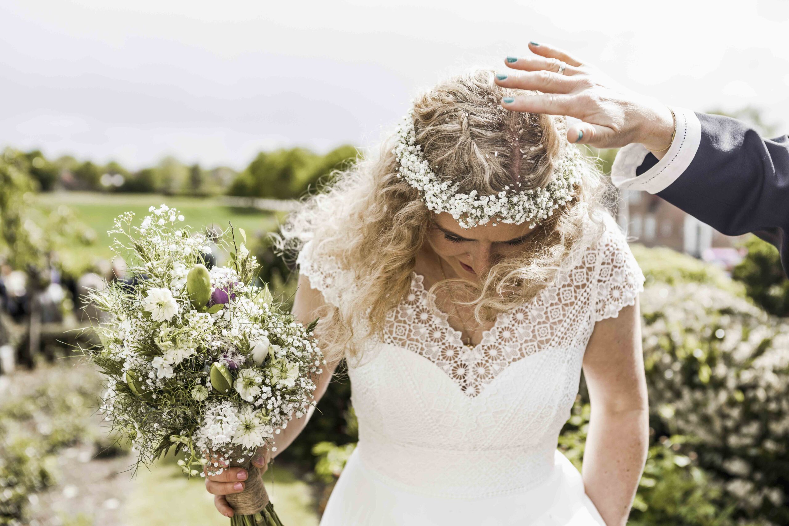 bryllup-kirke-fotografering-naturligt